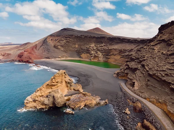 Flygfoto Över Vulkankrater Med Grön Sjö Nära Golfo Lanzarote Spanien — Stockfoto