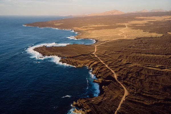 Légi Kilátás Láva Sziklák Óceán Meleg Naplemente Tónusok Lanzarote Kanári — Stock Fotó