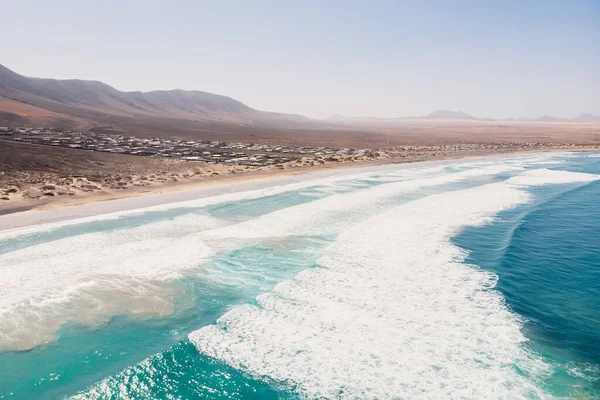 Vista Aérea Praia Famara Paisagem Cênica Com Oceano Azul Montanhas — Fotografia de Stock