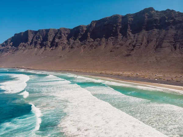 Letecký Pohled Pláž Famara Malebná Krajina Modrým Oceánem Horami Lanzarote — Stock fotografie