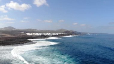 Lanzarote, Kanarya Adaları 'ndaki okyanus dalgalarıyla Santa Santa Plajı' nın havadan görüntüsü.