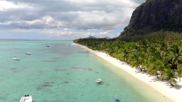 Luxusní Pláž Pohořím Morne Mauriciu Tropická Pláž Palmami Oceánem Letecký — Stock video