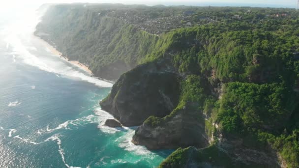 Szikla Kék Óceán Napfénnyel Trópusi Szigeten Légi Felvétel — Stock videók