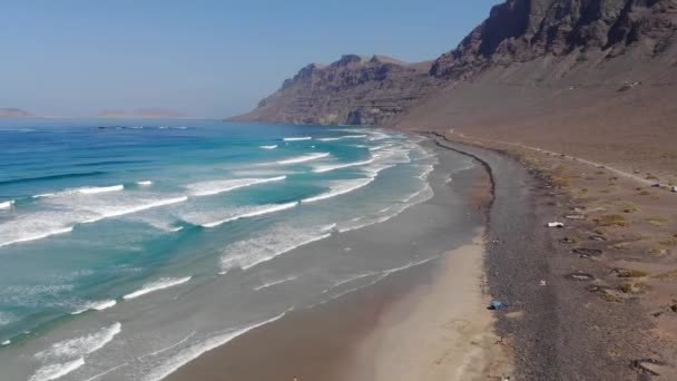 Widok Powietrza Plażę Famara Malowniczy Krajobraz Oceanem Górami Lanzarote Wyspy — Wideo stockowe