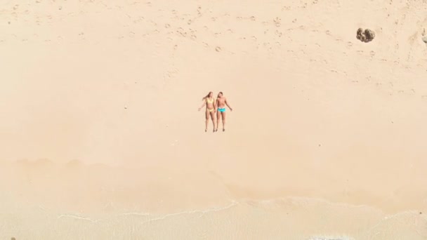 Zwangere Vrouw Met Echtgenoot Ontspannen Tropisch Strand Met Blauwe Oceaan — Stockvideo