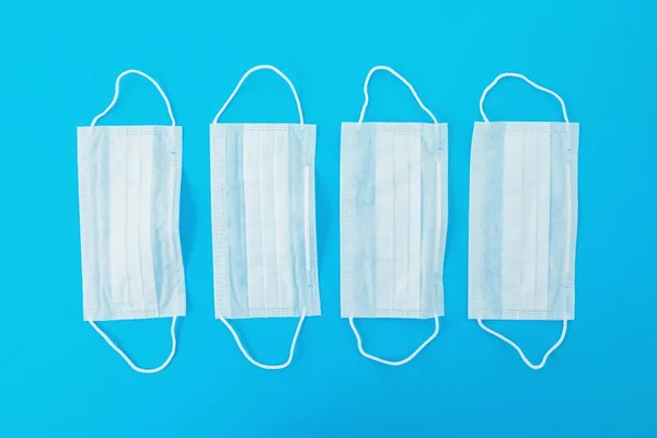 Maski Medyczne Niebieskim Tle Aby Zakryć Usta Nos Celu Ochrony — Zdjęcie stockowe