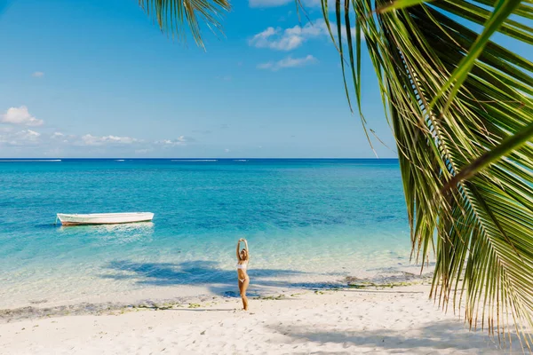 Genç Bikinili Kadın Tropik Palm Beach Dinleniyor Tropik Tatil Afişi — Stok fotoğraf