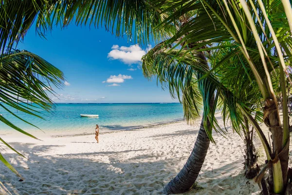 Genç Bikinili Kadın Tropik Palm Beach Dinleniyor Tropik Tatil Afişi — Stok fotoğraf