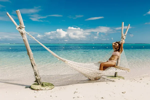 Mujer Joven Bikini Hamaca Playa Vacaciones Tropicales — Foto de Stock