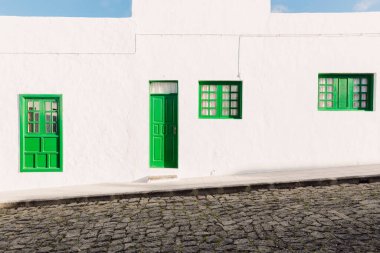 Teguise, Lanzarote, İspanya - Nisan 04, 2020. Teguise şehrinin eski mimarisi.