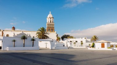 Teguise, Lanzarote, İspanya - Nisan 04, 2020. Teguise şehrinin eski mimarisi. Kilise Iglesia de Nuestra Senora de Guadalupe