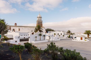 Teguise, Lanzarote, İspanya - Nisan 04, 2020. Teguise şehrinin eski mimarisi. Kilise Iglesia de Nuestra Senora de Guadalupe