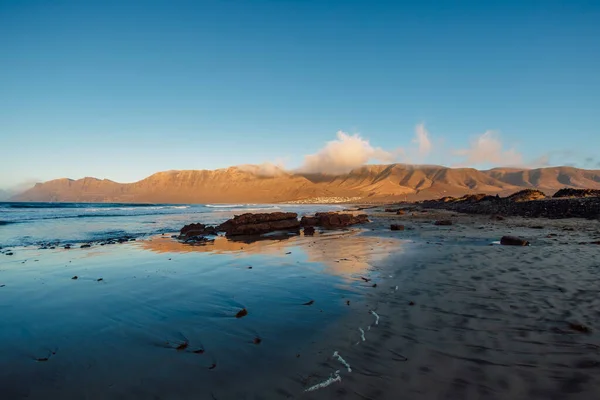 Strand Van Famara Met Oceaan Bergen Bij Zonsondergang Lanzarote Canarische — Stockfoto