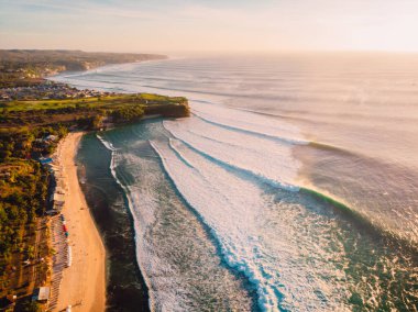 Sıcak günbatımında dalgalar ve Bali 'de tropikal plajlarda okyanus manzarası.