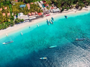 Plajı ve turkuaz okyanusu olan tropik bir ada. Gili Meno 'nun hava görüntüsü