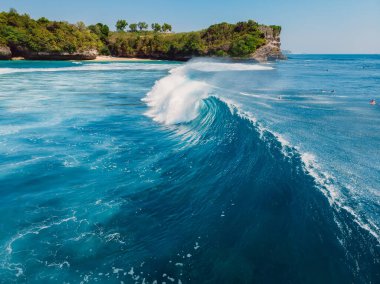 Okyanusta fıçı dalgası ve arka planda uçurum. Fıçı dalgalarının havadan görüntüsü