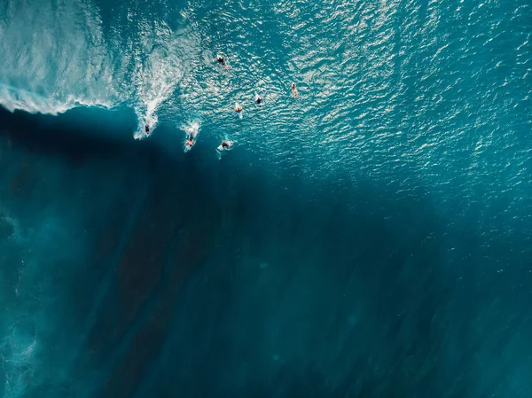 파도에서 서핑하는 모습을 공중에서 대양의 파도와 파도타기하는 사람들 — 스톡 사진