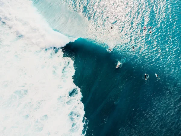 Letecký Pohled Surfování Sudových Vlnách Modré Vlny Surfaři Oceánu — Stock fotografie