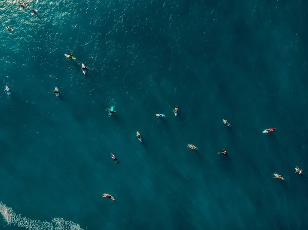 Légi Felvétel Sok Szörfössel Kék Óceánban Felülnézet — Stock Fotó