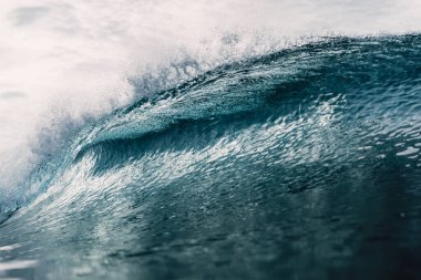 Okyanustaki mükemmel fıçı dalgası. Güneş ışığıyla dalgalar kırılıyor
