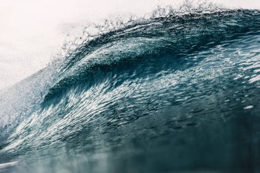 Okyanustaki mükemmel fıçı dalgası. Güneş ışığıyla dalgalar kırılıyor