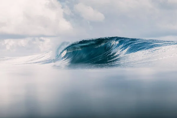 Okyanustaki Mükemmel Fıçı Dalgası Güneş Işığıyla Dalgalar Kırılıyor — Stok fotoğraf