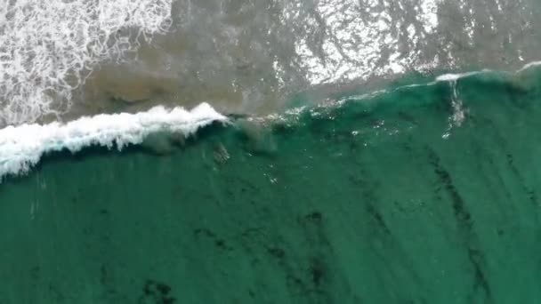 Plage avec eau de mer et vagues, vue aérienne. Vue de dessus à Lanzarote, Îles Canaries 