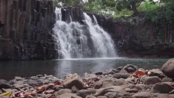 Рочестер Фоллс Скалами Удивительный Водопад Маврикии — стоковое видео