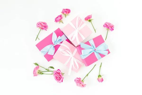 분홍빛 꽃들과 배경의 선물들로 이루어진 꽃다발이다 위에서 — 스톡 사진