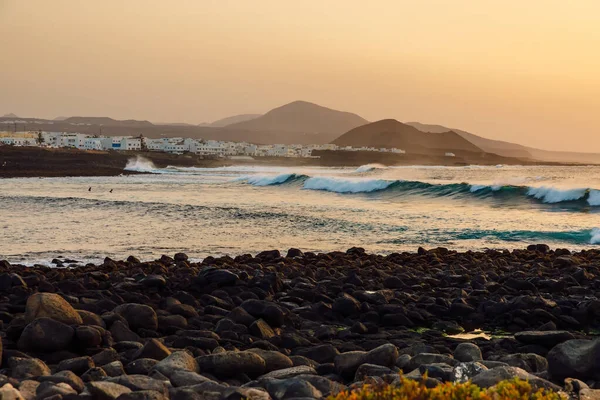 Santa Strand Mit Meereswelle Bei Sonnenuntergang Auf Lanzarote Kanarische Inseln — Stockfoto