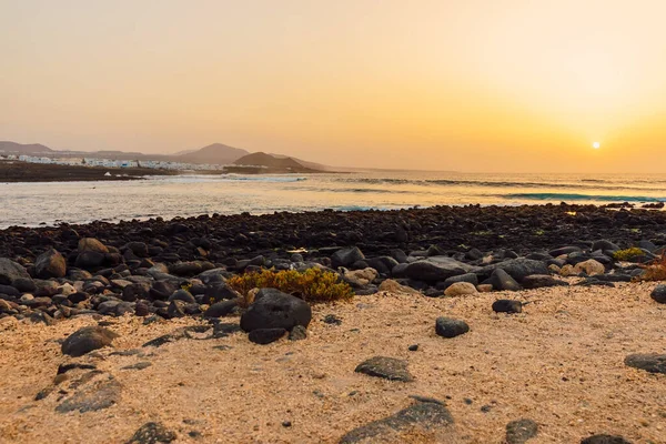 Santa Strand Mit Meereswelle Bei Sonnenuntergang Auf Lanzarote Kanarische Inseln — Stockfoto