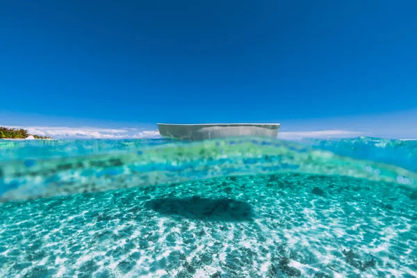 热带海洋 有沙底船和白色船在热带地区 — 图库照片