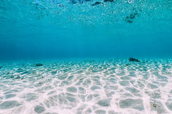 海底に砂底のターコイズブルーの海の水 パラダイス島の熱帯海 — ストック写真