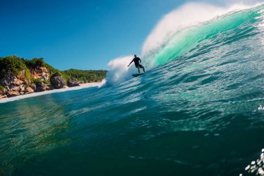 2 Haziran 2019. Bali, Endonezya. Fıçı dalgasında sörfçü. Padang Padang 'da profesyonel sörf.