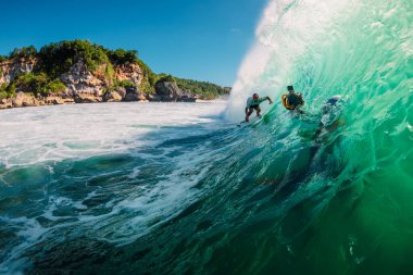 2 Haziran 2019. Bali, Endonezya. Fıçı dalgasında sörfçü. Padang Padang 'da profesyonel sörf.