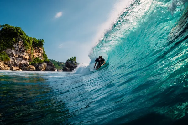 17 Nisan 2019. Bali, Endonezya. Varil dalgasında sörf tahtasında sörf yapan biri. Okyanusta profesyonel sörf