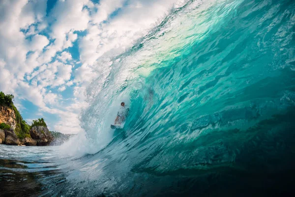 Nisan 2019 Bali Endonezya Varil Dalgasında Sörf Tahtasında Sörf Yapan — Stok fotoğraf