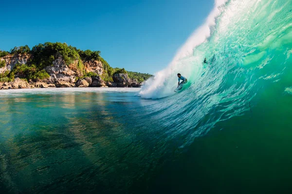 Juni 2019 Bali Indonesien Surfer Ride Tønde Bølge Professionel Surfing - Stock-foto