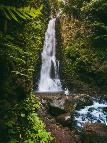 Vodopád Tropické Džungli Osamělá Žena Vodopád Bali Indonésie — Stock fotografie