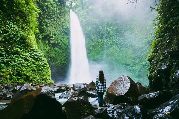 Vodopád Tropické Džungli Osamělá Žena Vodopád Bali Indonésie — Stock fotografie