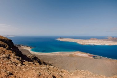 Lanzarote 'den La Graciosa ile görüş. La Graciosa Adası ve okyanusun manzaralı manzarası