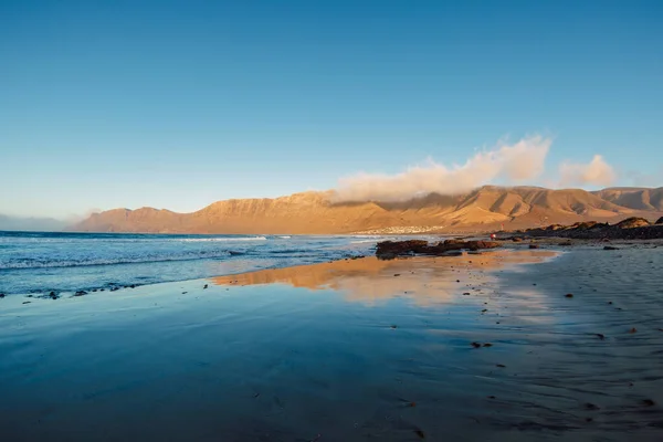 Strand Van Famara Bergen Bij Zonsondergang Lanzarote Canarische Eilanden — Stockfoto