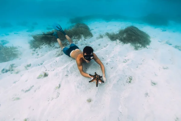 Freediver Man Hold Starfish Relax Sandy Bottom Blue Ocean — Stock Photo, Image