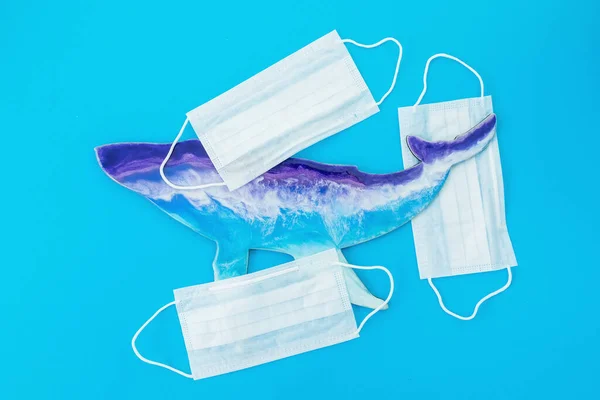 Maski Medyczne Niebieskim Tle Żywicznym Wielorybem Koncepcja Epidemii Wpływ Środowisko — Zdjęcie stockowe