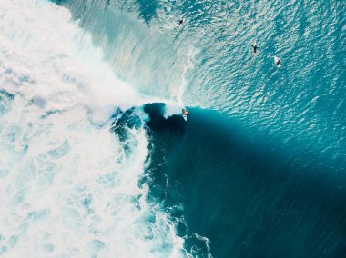 Okyanusta köpüklü mavi dalga. Fıçı dalgalarının havadan görüntüsü. Üst görünüm