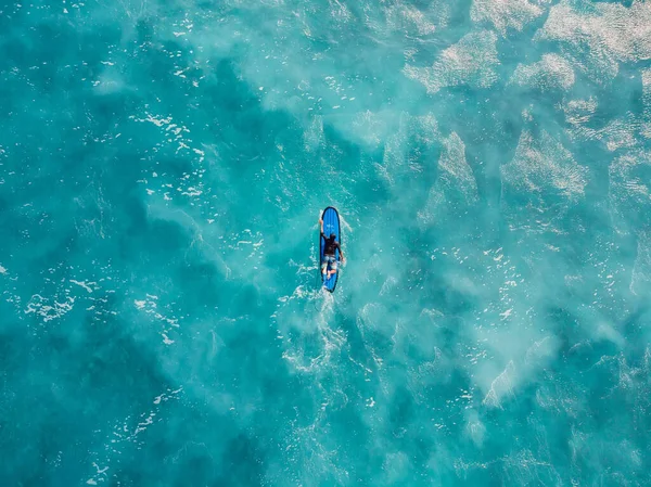 Αεροφωτογραφία Σέρφερ Στη Σανίδα Του Σερφ Στον Γαλάζιο Ωκεανό Άνω — Φωτογραφία Αρχείου