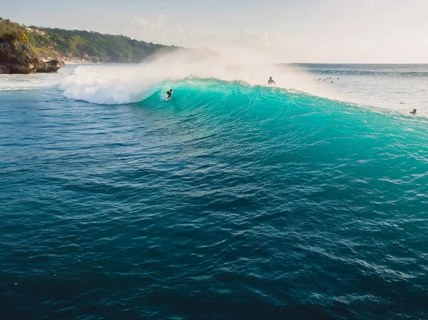 バレル波でサーファーの空中ビュー 海の青い波とサーファー — ストック写真