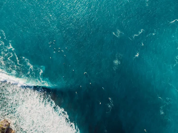 青い波と海の泡 バレル波の空中ビュー トップ表示 — ストック写真