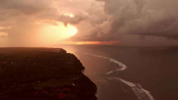 Vista Aérea Litoral Com Oceano Onda Pôr Sol Quente Nascer — Vídeo de Stock