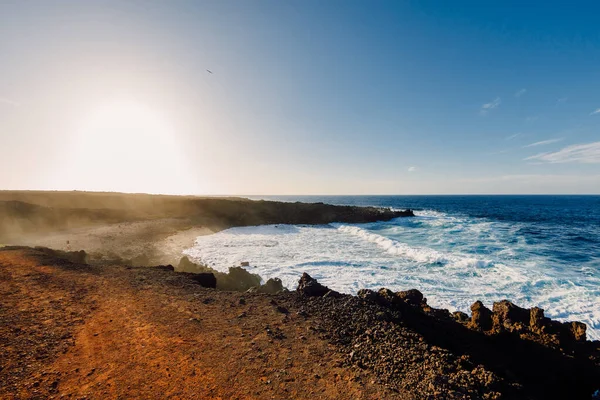 Praia Com Vapor Sal Ondas Oceânicas Lanzarote Ilhas Canárias — Fotografia de Stock